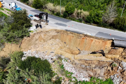 Sağanak yağış, heyelan getirdi! Yol çöktü, mahalle susuz kaldı