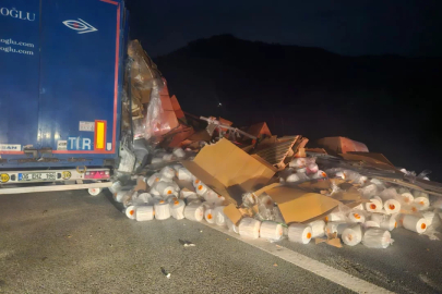 Bursa'da oto yolda tır devrildi! Üzerindeki bobinler etrafa saçıldı...