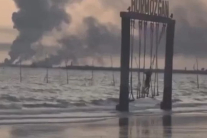 Hürmüz kıyılarında yürek burkan görüntü: Savaşın gölgesinde salıncakta bir çocuk