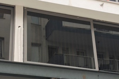 İş merkezindeki pencerenin sokağa düşmesi kamerada