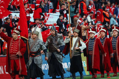 Isınmalar öncesinde sahaya mehter takımı geldi! Tribünler 'Cendere' ile ayağa kalktı