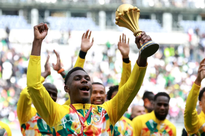 Afrika Uluslar Kupası şampiyonluğu elinden alınan Senegal sahaya kupayla çıktı