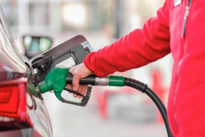 Akaryakıt fiyatlarına büyük zam! İki ileri bir geri tabela değişti