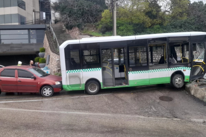 Bursa'da korkutan kaza! Özel halk otobüsünün camları patladı, yaralılar var...