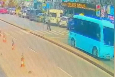 İstanbul'da yaya geçidinde minibüsün çarptığı kadın yaşamını yitirdi