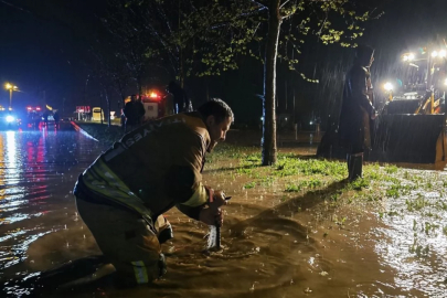 Manisa'da sağanak etkili oldu! Caddeler dizlere kadar su doldu