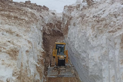 Türkiye'de inanılmaz görüntü! 8 metrelik kar tünelleri arasında ilerlediler