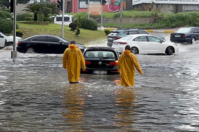 Adana'yı sağanak vurdu: Yollar göle döndü