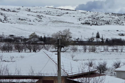 Antalya'da Nisan ayına sayılı günler kala kar yağdı