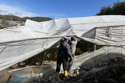 Antalya Kumluca’da hortum seralara zarar verdi