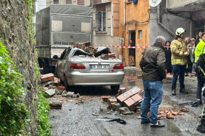 Bahçe duvarı aracın üzerine devrildi