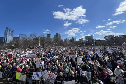 Beyaz Saray'ı da kuşattılar: "Krallara Hayır" diyen milyonlarca kişi Trump'a karşı sokağa çıktı