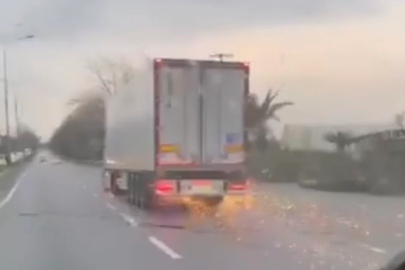 Bursa'da korku dolu anlar! Direği deviren TIR olay yerinden kaçtı