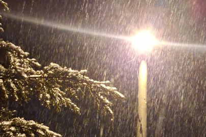 Bursa Keles'te kar sürprizi! İlçe beyaza büründü...