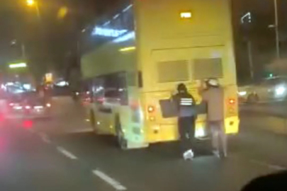 Canlarını hiçe saydılar! Patenle tehlikeli yolculuk kamerada...