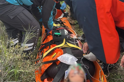 Dengesini kaybederek kayalıklardan düşen kadını ekipler kurtardı