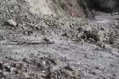 Heyelan köy yolunu ulaşıma kapattı