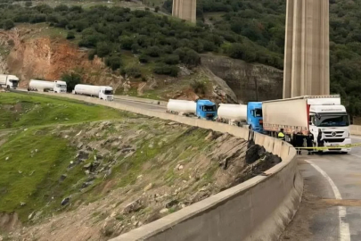 İki tır kafa kafaya çarpıştı: 1 ölü