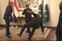 İslamabad'daki kritik zirvede Pakistanlı bakan yere düştü