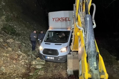 Navigasyon yanıltınca dağ yolunda mahsur kaldılar