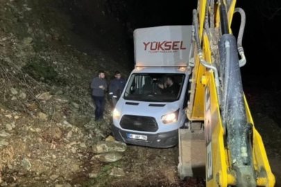 Navigasyon yanıltınca dağ yolunda mahsur kaldılar