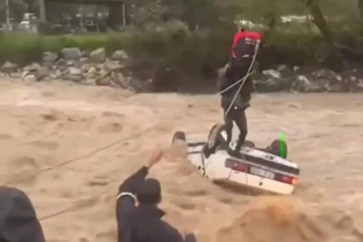 Sağanak yağış faciaya dönüştü! Selin sürüklediği araçtan acı haber...