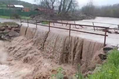 Bursa'da aşırı yağıştan dere taştı! Köprü ulaşıma kapatıldı