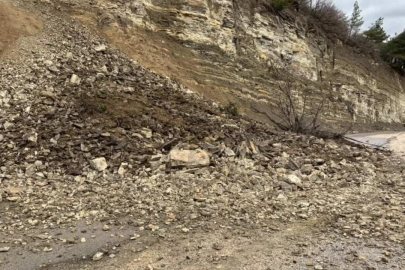 Bursa'da heyelan! Yol kapandı