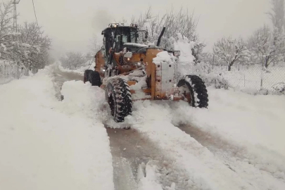 Bursa'da kar yağışı! Kapanan yollar için ekipler seferber oldu...