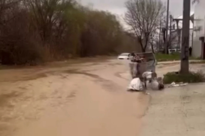 Bursa'da korkutan anlar! Dere taştı, araç suya gömüldü...