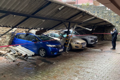 Bursa'da korkutan çöküş: Otoparktaki araçlar ezildi!