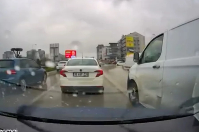 Bursa'da magandalar yol vermek istemeyen sürücüyü darbetmeye çalıştılar: O anlar kamerada