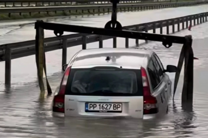 Görüntüler Bursa'dan! Anayolda suya daldı