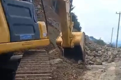 Bursa'da heyelan yolları kapattı: Sürücüler alternatif güzergâha yönlendiriliyor