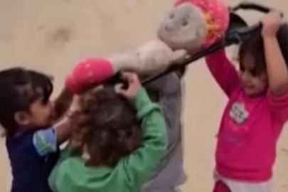 Gazzeli çocukların yürek burkan 'cenaze oyunu'