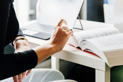 Lisansüstü eğitimde doğum yapan kadınlara ek süre