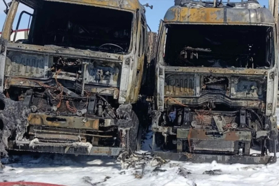 Mersin'de park halindeki 2 tırda çıkan yangın söndürüldü