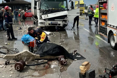 Kırmızı ışık ihlali yapan kamyonun çarptığı beton direğin altında kalarak hayatını kaybetti
