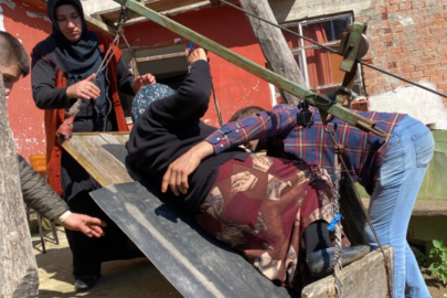 82 yaşındaki kadın, 20 yıldır çelik telli teleferikle evine ulaşıyor