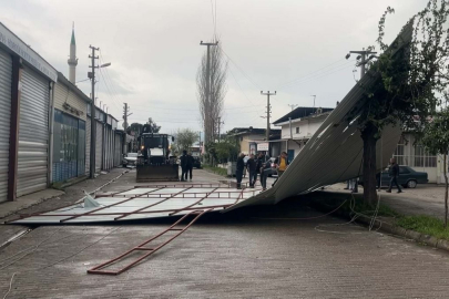 Aydın'da fırtına nedeniyle iş yerinin çatısı uçtu