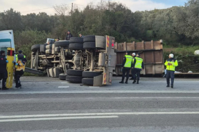 Bursa'da bariyerleri aşan kamyon yan yattı: 3 yaralı