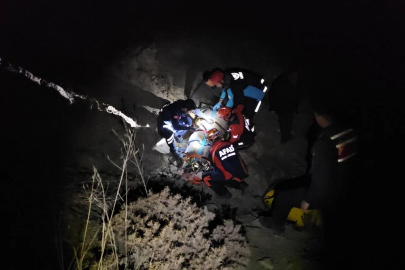 Çorum'da kayalıklardan uçuruma düşen kişi ekiplerce kurtarılmaya çalışılıyor