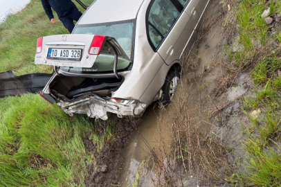 Manyas'ta otomobil araziye yuvarlandı: 3 yaralı