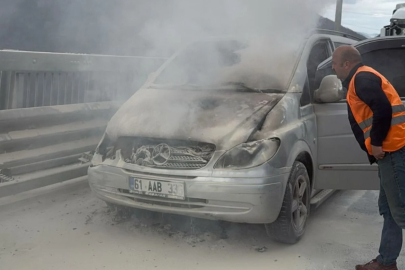 Motor kısmından alev alan minibüs yandı
