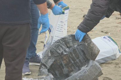 Samandağ'da Dalgalar Uyuşturucu Dolu Çuvalı Sahile Sürükledi