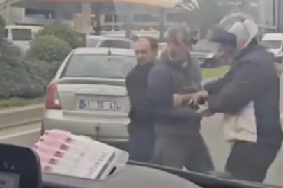 Trafikte yol verme tartışması çığrından çıktı! Tekme ve yumruklar havalarda uçuştu...