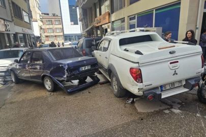 Bursa Orhangazi'de 4 araç birbirine girdi!