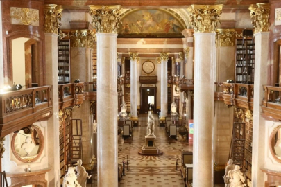 Avusturya Ulusal Kütüphanesi'nin Devlet Salonu barok mimarisiyle dikkati çekiyor