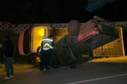 Bursa'da korkutan kaza! Çekici devrildi, üzerindeki kamyonet yola savruldu...