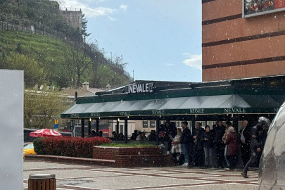 Bursa'da sağanak bastırdı, vatandaşlar AVM'lere sığındı